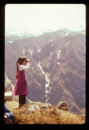 balika durbinle drisya herdai gareko (बालिका दुरबिनले दृश्य हेर्दै गरेको / girl viewing beautiful scenery with binoculars)