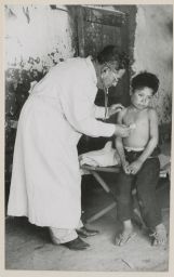 Dr. examines boy with stethoscope 