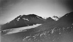 Panorama Favorite and Charpentier Glaciers on Knob west side valley