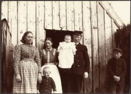 Hraungerði. Minister and his family 