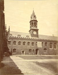 Cambridge. Pembroke College, Old Court      