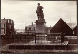 Reykjavík.--Thorvaldsen's monument 