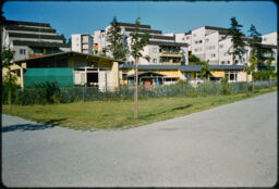Terraced housing near a community school (Vallingby, Stockholm, SE)
