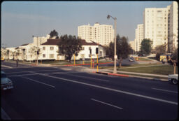Development from a boundary street (Park La Brea, Los Angeles, California, USA)
