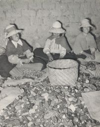 Women Desgranando (shelling) corn