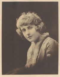 Photo of Pearl White.