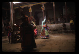 Lamaharu nach prastut gardai (लामाहरु नाच प्रस्तुत गर्दै / Lama Presenting Dance)