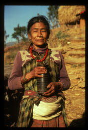 hatma pong bokdai mahila (हातमा पोंङ बोक्दै महिला / woman carrying beer jar)