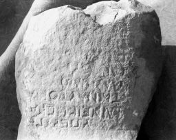 Fragment (E 586) of ALTAR (?) IN HONOR OF MARCUS AURELIUS AND LUCIUS VERUS. (IG II² 3404)