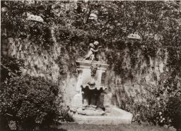 Garden wall with wall-front fountain, cherub at top