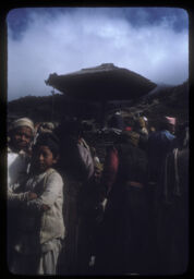 hatabazarma manisharuko hul (हाटबजारमा मानिसहरुको हुल / Crowd of People at the Local Market)