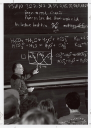 Professor Roald Hoffman giving a lecture to one of his chemistry classes