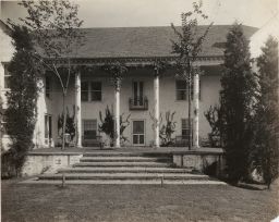 House facade with portico [Reve Schley]
