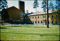Large, mixed use brick building (Vanhainkoti, Helsinki, FI)