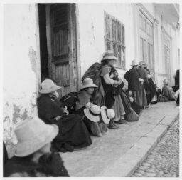 Vicosino women guard property of military conscripts who have gone on duty Vicosinas guardan prendas de los movilisables q. despilan