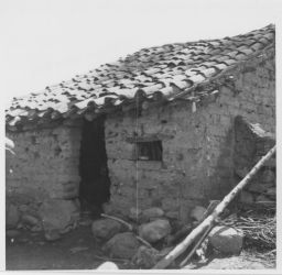 Peasant house with window Casa con ventana