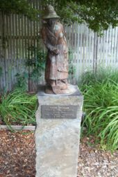Yarb Woman Statue