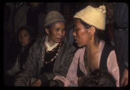 Sherpa mahilaharu kurakani gardai (शेर्पा महिलाहरु कुराकानी गर्दै / Sherpa Women Gossiping)