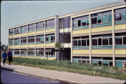 School in a residential area (Belgrade, RS)