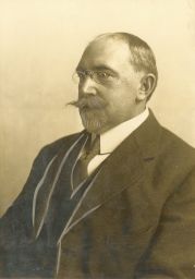 Herbert Edward Everett (1863-1932), Ph.D. (hon.) 1921, portrait photograph
