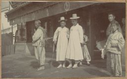 [Korean laborer and middle class in front of store]
