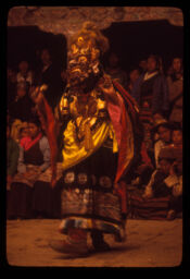 Lama mukhundo lagayer dumji nach prastut gardai (लामा मुखुण्डो लगाएर दुम्जी नाच प्रस्तुत गर्दै / Lama Performing Dumji Masked Dance)