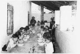School children eating lunch