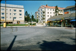 Community shopping area and nearby residential buildings (Hiitomaki, Helsinki, FI)