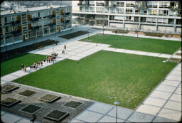 Courtyard within a cluster of residential buildings (Rotterdam, NL)