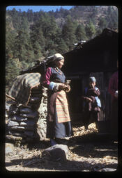 sherpa mahilaharu ra sanu keta ghar aganma (शेर्पा महिलाहरु र सानु केटा घर आगनमा / Sherpa Women and Young Boy in Front Yard)