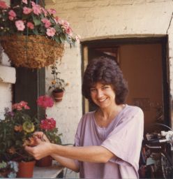 Photograph of Lindsay Cooper with flowers