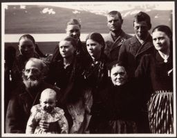 Family group at Grund, Skorradalur 