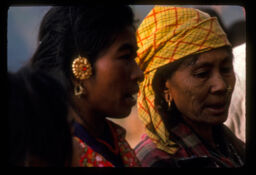 Tamang Mahila haru ekaapsma kurakani gardai (तामाङ महिलाहरु(पोटी र ज्योमो तामाङ )कुराकानी गर्दै / Tamang Women gossiping)