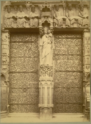Notre Dame de Paris. Entrance      