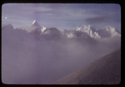 kuhirole dhakeko himshrinkhala ko drisya (कुहिरोले ढाकेको हिम शृंखलाको दृश्य / Mist Covered Mountain Range)