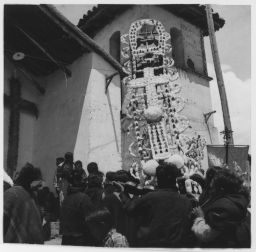 Image of cornacopia enters church,  Festival of Virgin de las Mercedes