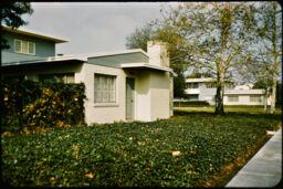 One story unit at the end of a row of dwellings (Baldwin Hills Village, Los Angeles, California, USA)