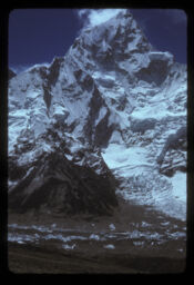 purai hiunle dhakeko Sagarmatha himalko drisya (पुरै हिउँले ढाकेको सगरमाथा  हिमालको दृश्य / Full Snow Covered Mount Everest)