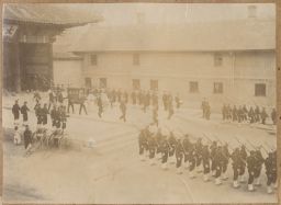 [Japanese army at the main get of Toksu Palace, Taeanmun]