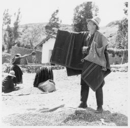 Man carries sack on back Trabajando en la hacienda