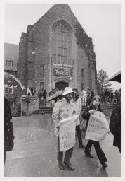SDS students protesting outside Willard Straight Hall in the snow.