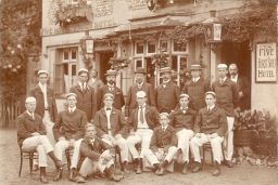 Crew (men's), 1901 Henley Regatta, group photograph in front of the Five Horseshoes Hotel