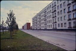 Five-story residential building along a road (Saint Petersburg, RU)
