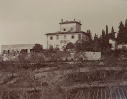Villa Landor, front view with garden in foreground