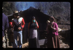 Sherpa purush mahilaharu chiya piudai (शेर्पा  पुरुष महिलाहरु चिया पिउदै / Sherpa Man and Women Drinking Tea)