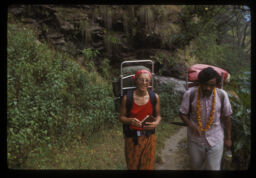 Kathryn March ra Pemba Lama batoma hidadai Bigu najikai (क्याथ्रिन मार्च र पेम्बा लामा  बाटोमा हिड्दै बिगु नजिकै / Kathryn March and Pemba Lama on Trail Near Bigu)