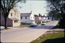 Street of detached dwellings (Greendale, Wisconsin, USA)