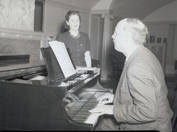 Singer and piano player