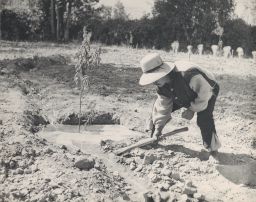 Vicos Farmer clearing an irrigation ditch