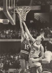 Josh Wexler '89 and Syracuse University player at basketball game